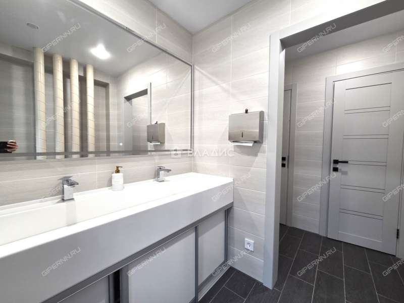 здание под офис, торговую площадь на улице Ларина