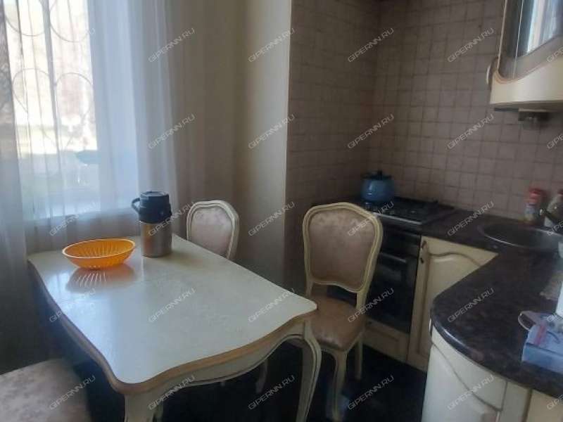 трёхкомнатная квартира на проспекте Кирова дом 29