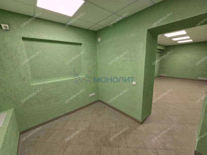 помещение под офис, торговую площадь на улице Космонавта Комарова