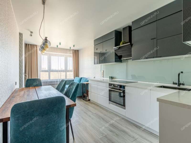 трёхкомнатная квартира на бульваре 60-летия Октября дом 21 к1