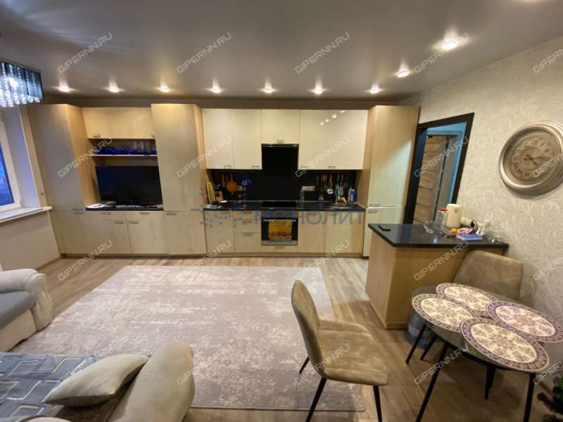 трёхкомнатная квартира на бульваре 60-летия Октября дом 21 к2