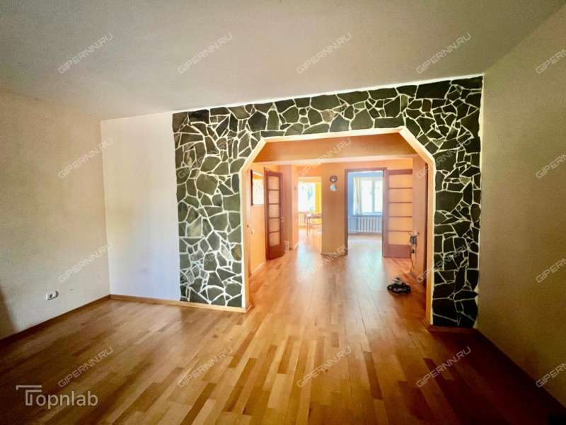 трёхкомнатная квартира в 2-м микрорайоне дом 20а город Кстово