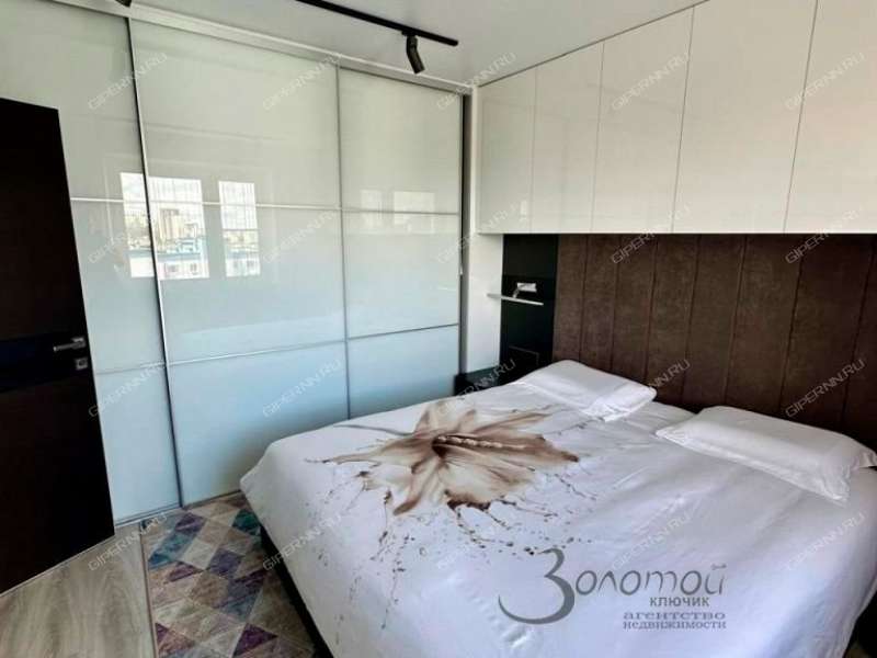 трёхкомнатная квартира на бульваре 60-летия Октября дом 21 к1