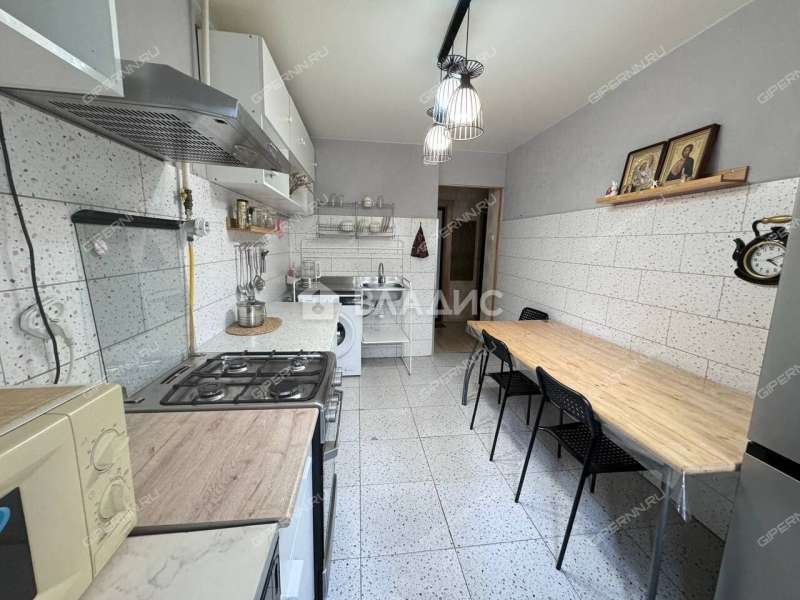 четырёхкомнатная квартира на улице Строкина дом 16Б