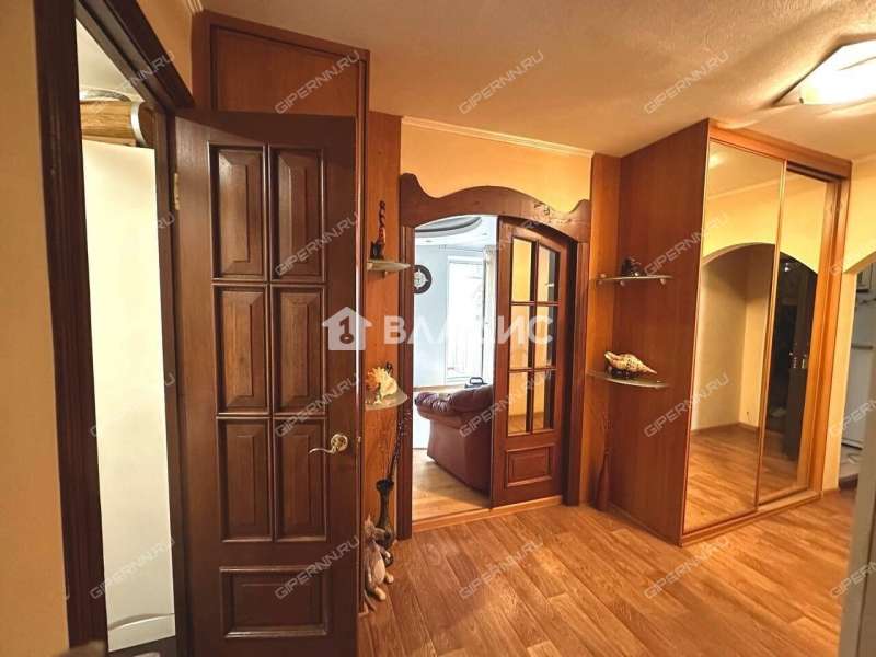 трёхкомнатная квартира на улице Челюскинцев дом 27