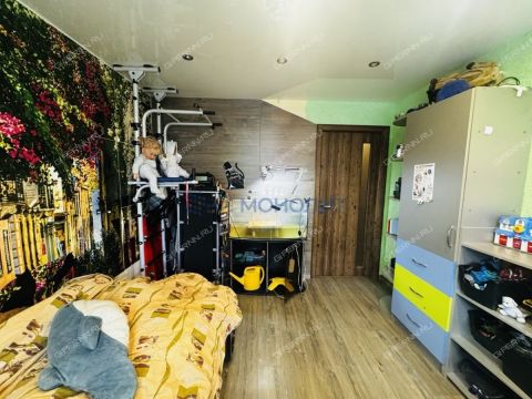 4-komnatnaya-ul-vyatskaya-d-4 фото